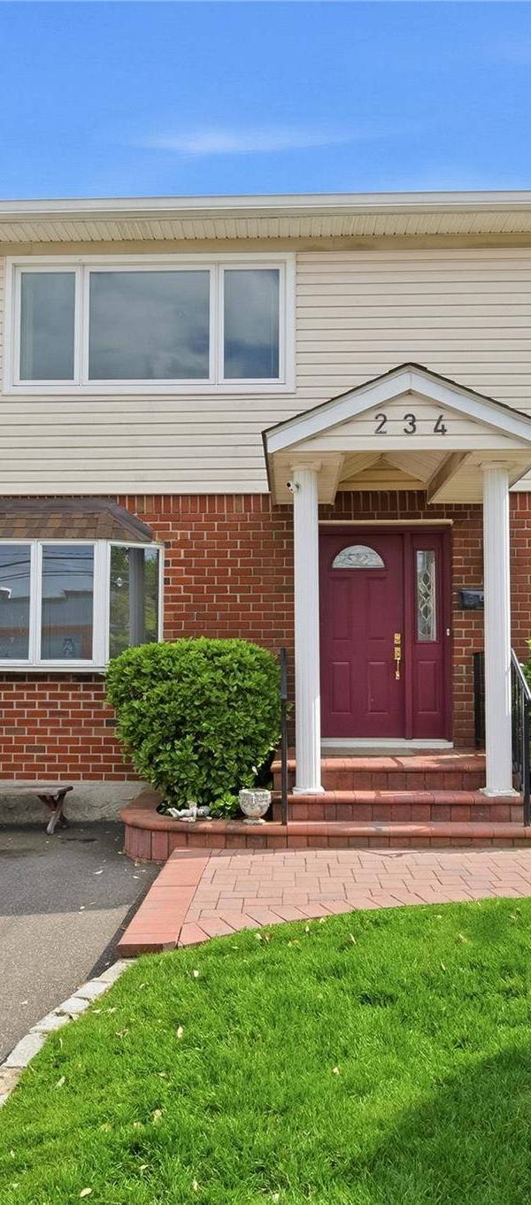 5 Bedroom Home for Sale in Westbury - New York - USA