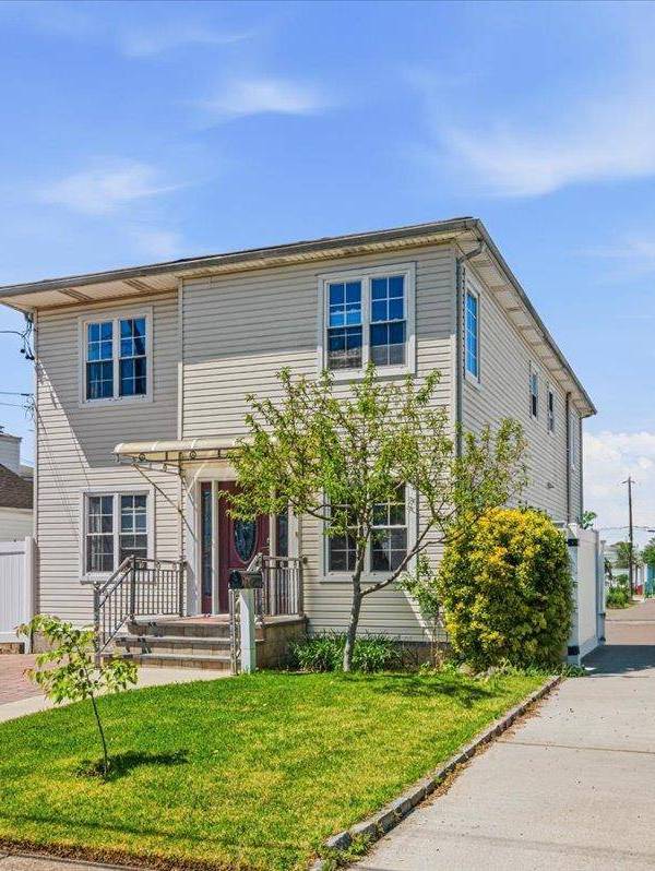 5 Bedroom Home for Sale in Westbury - New York - USA