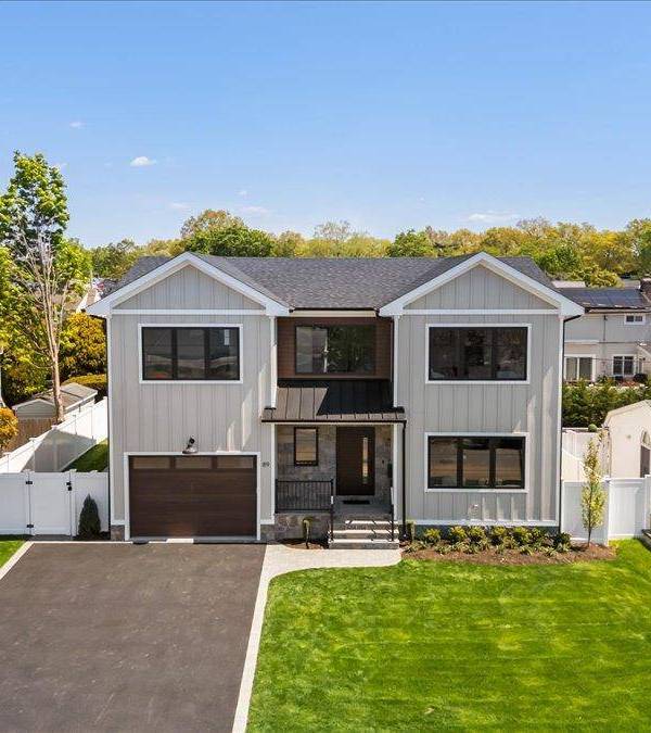 5 Bedroom Home for Sale in Westbury - New York - USA
