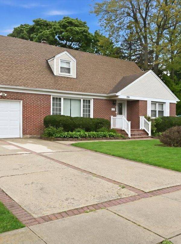 5 Bedroom Home for Sale in Westbury - New York - USA