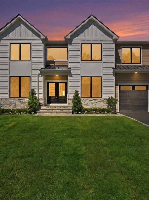 5 Bedroom Home for Sale in Westbury - New York - USA