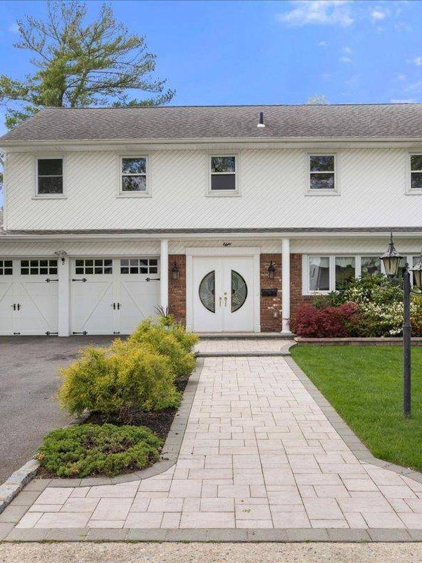 5 Bedroom Home for Sale in Westbury - New York - USA