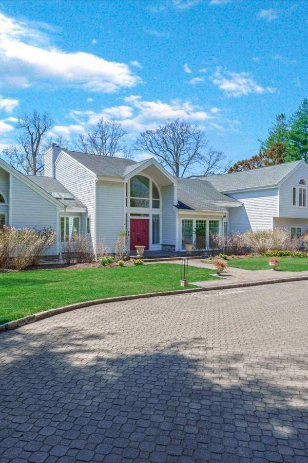 6 Bedroom Waterfront Home for Sale in Lloyd Harbor - New York - USA
