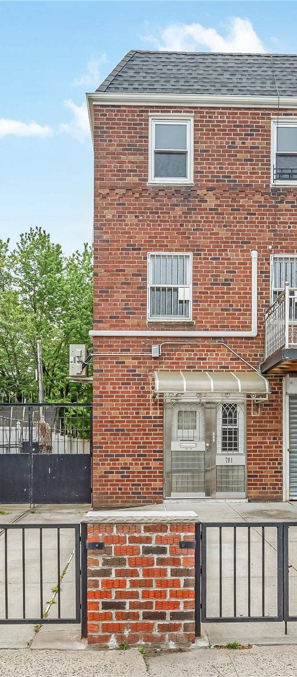 Casa com 6 Quartos à Venda em East Elmhurst - Nova Iorque - EUA