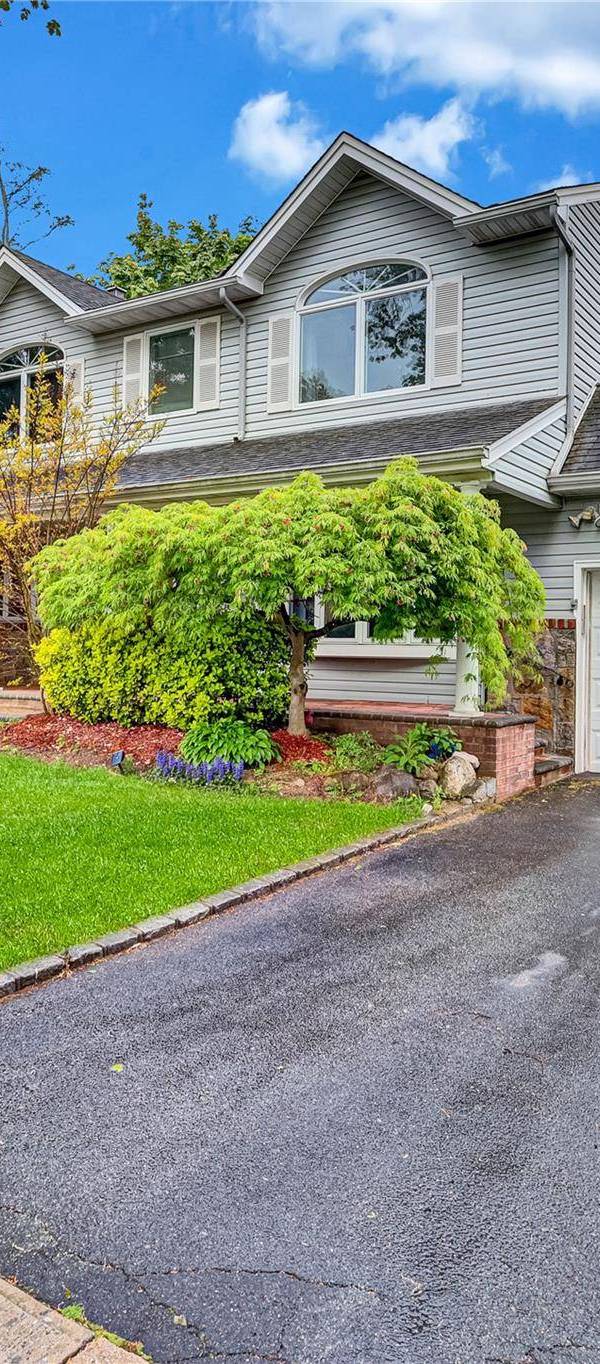 Casa de 6 Dormitorios en Venta en East Meadow - Nueva York - EE. UU.