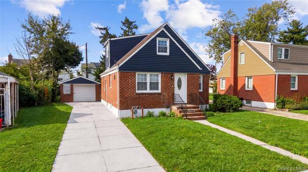 Casa com 6 Quartos à Venda em Elmont - Nova Iorque - EUA