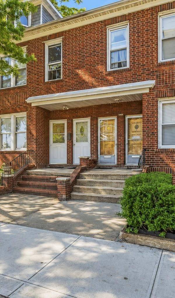 Casa com 6 Quartos à Venda em Jackson Heights - Nova Iorque - EUA