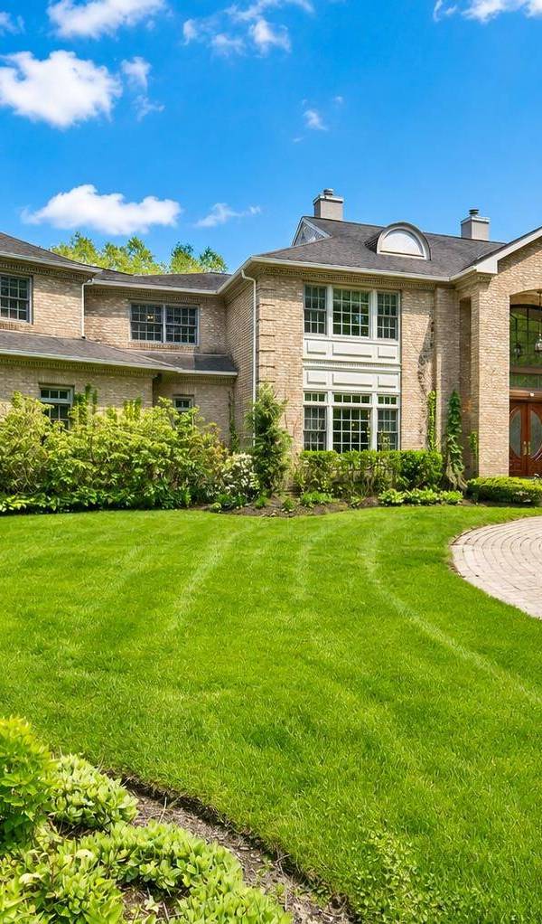6 Bedroom Home for Sale in Laurel Hollow - New York - USA