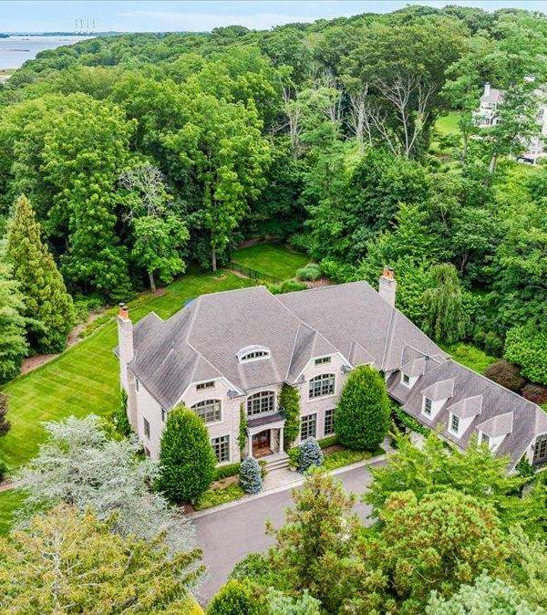 6 Bedroom Home for Sale in Lloyd Harbor - New York - USA