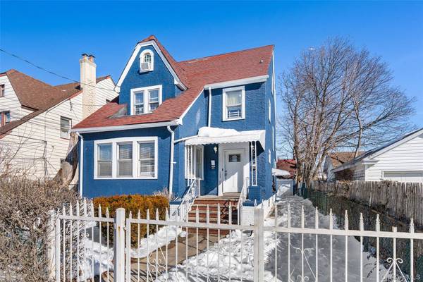 Casa com 6 Quartos à Venda em Queens Village - Nova Iorque - EUA
