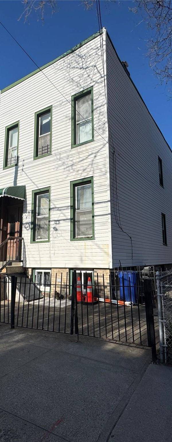 Casa com 6 Quartos à Venda em Ridgewood - Nova Iorque - EUA