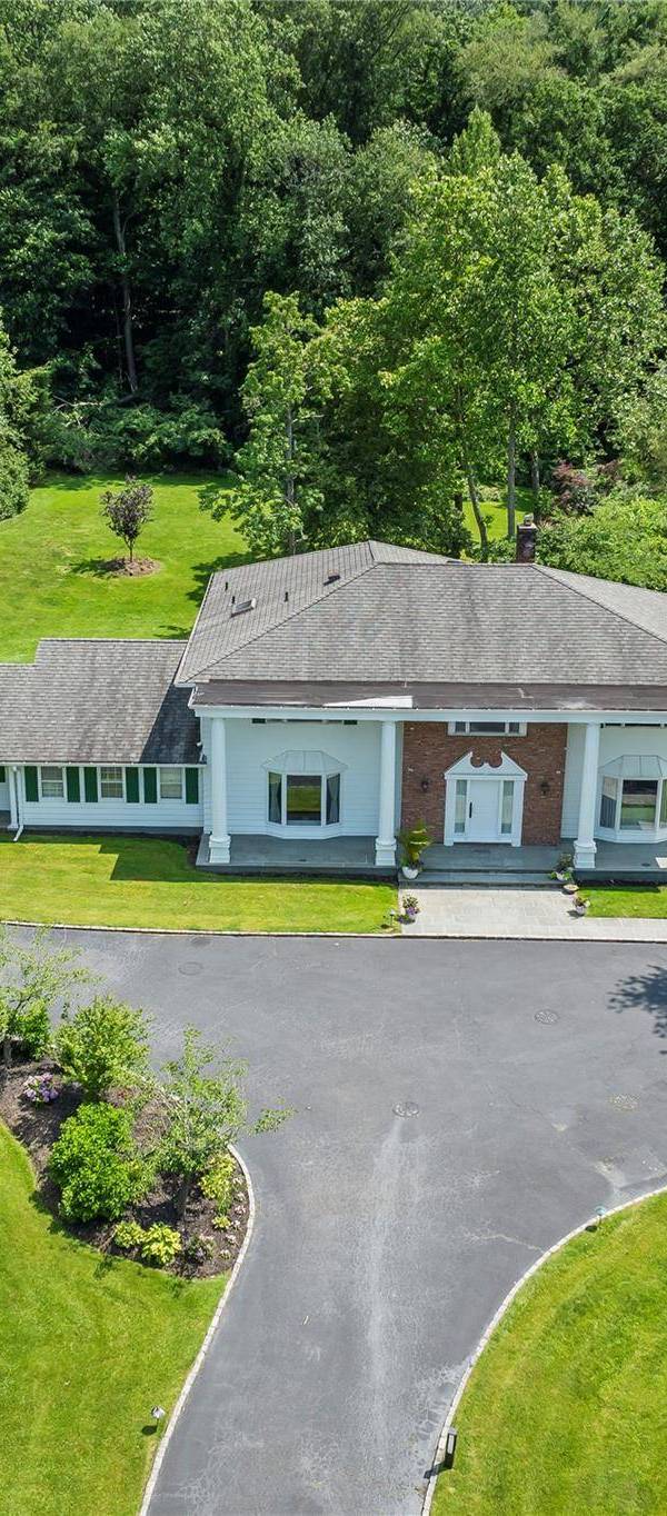 6 Bedroom Home for Sale in Roslyn Harbor, New York, USA