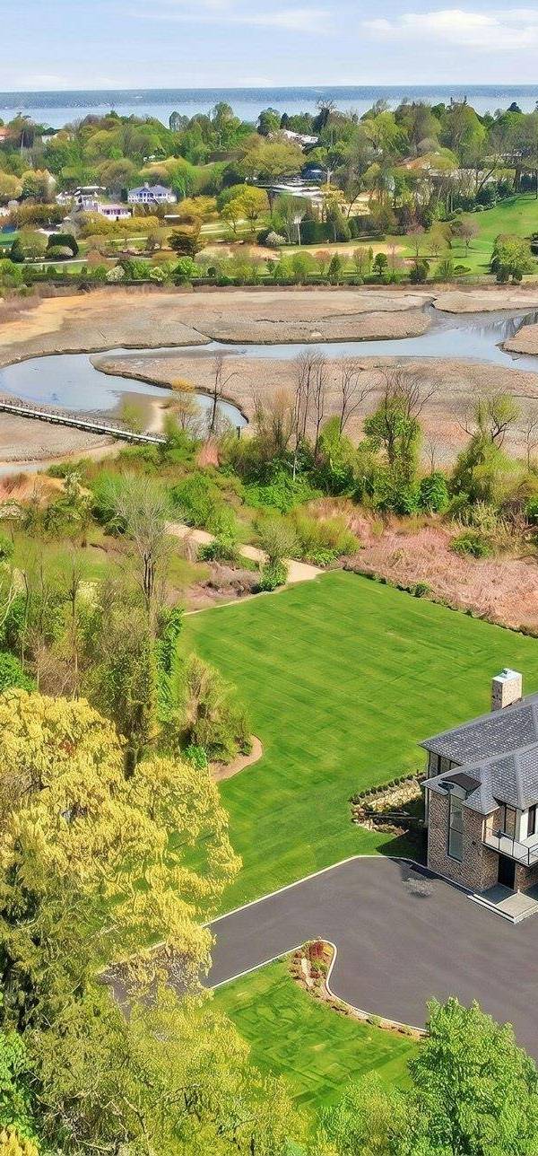 6 Bedroom Home for Sale in Sands Point - New York - USA