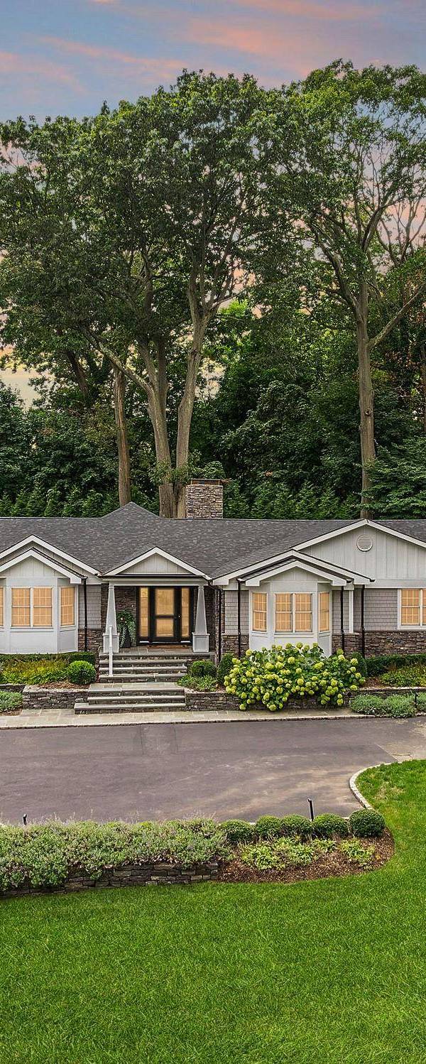 6 Bedroom Home for Sale in Sands Point - New York - USA