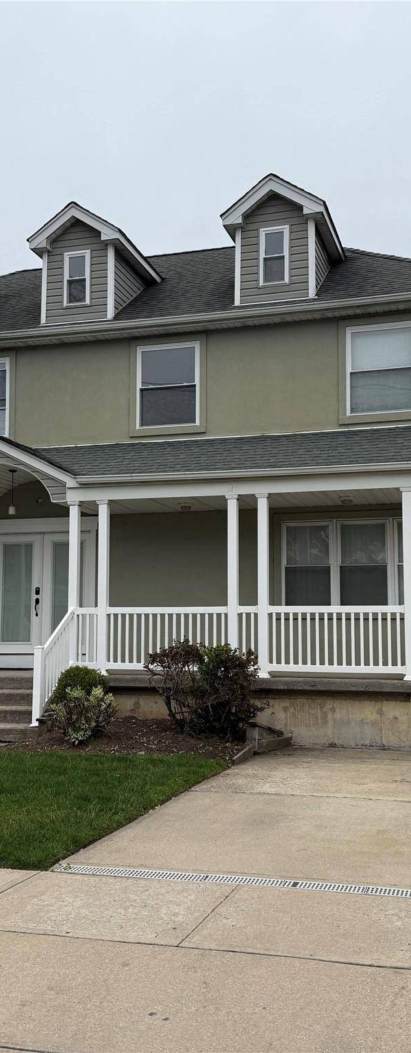 6 Bedroom Home for Sale in Westbury - New York - USA