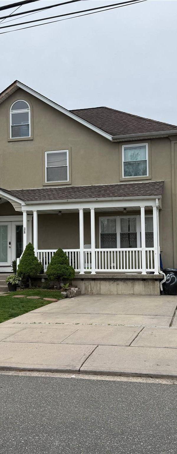 6 Bedroom Home for Sale in Westbury - New York - USA