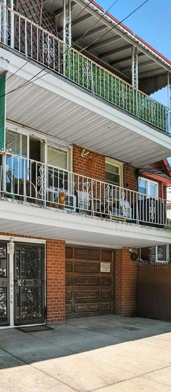 7 Bedroom Home for Sale in Rego Park - New York - USA