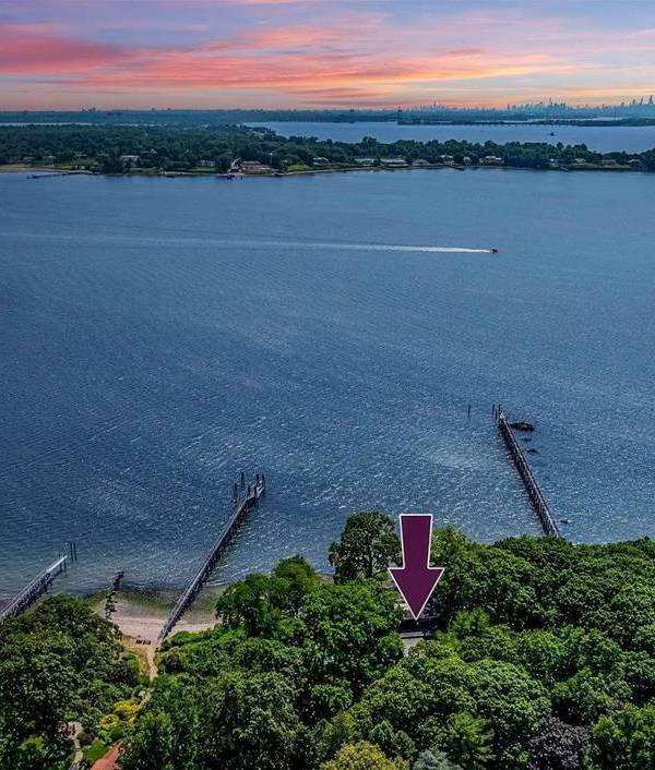 7 Bedroom Home for Sale in Sands Point - NY - USA