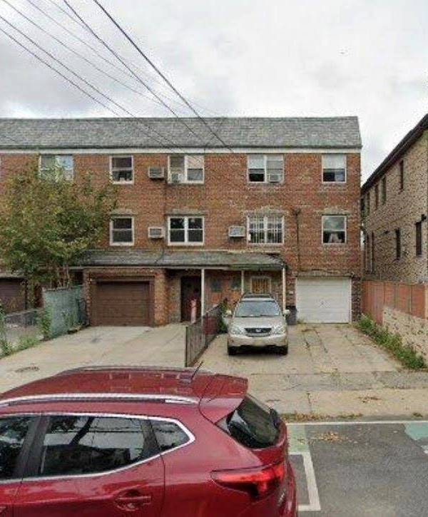 8 Bedroom Home for Sale in Rego Park - New York - USA
