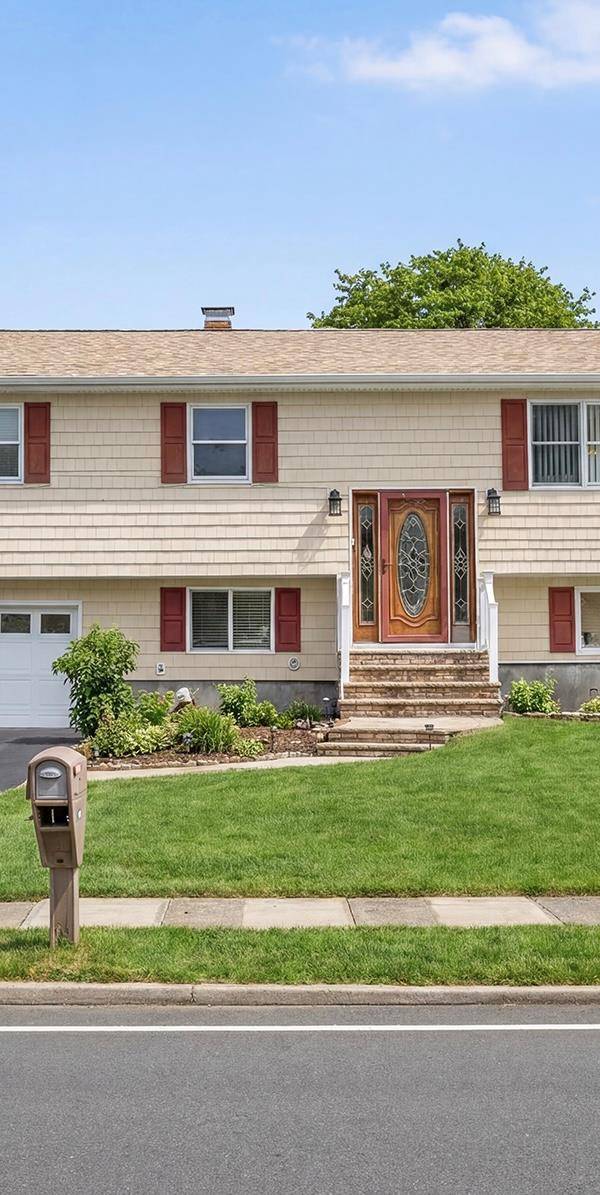 Casa de 5 Dormitorios en Venta en Holbrook, NY – Church ST