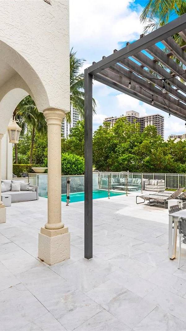 Maison 5 Chambres à Vendre au 3802 NE 199th Ter – Miami – FL