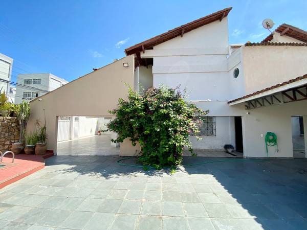 Casa de 5 Quartos com Piscina à Venda a 100 m da Praia – Guarapari – ES