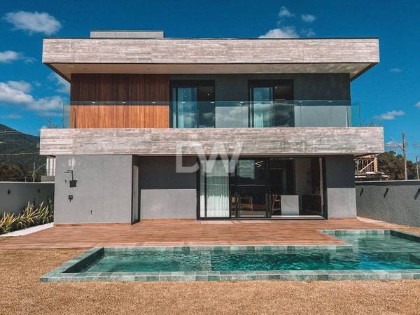 Casa em Condomínio com 5 Suítes à Venda em Camboriú - Santa Catarina - Brasil