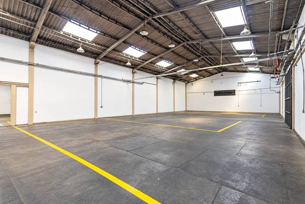 Galpão Comercial e Industrial à Venda em Colombo - Paraná - Brasil