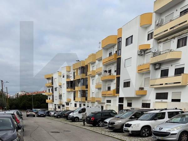 Garagem  à Venda em Almada - Setúbal - Portugal