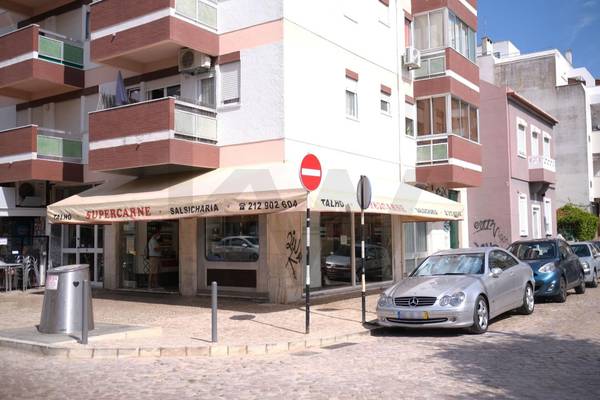 Loja  à Venda em Almada - Setúbal - Portugal