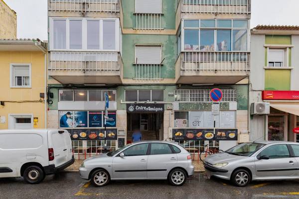 Loja  à Venda em Almada - Setúbal - Portugal