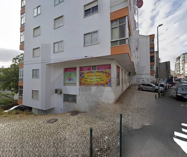 Retail Unit for Sale in Queluz - Lisbon - Portugal