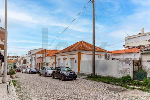 Moradia T2 à Venda em Almada - Setúbal - Portugal