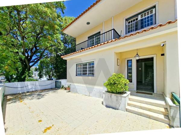 Moradia T5+ à Venda em Mem Martins - Lisboa - Portugal