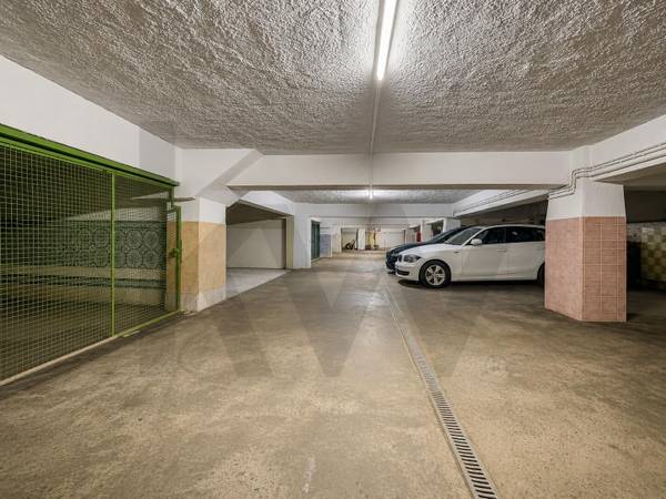 Parqueamento  à Venda em Almada - Setúbal - Portugal