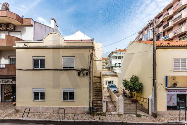 Prédio  à Venda em Almada - Setúbal - Portugal