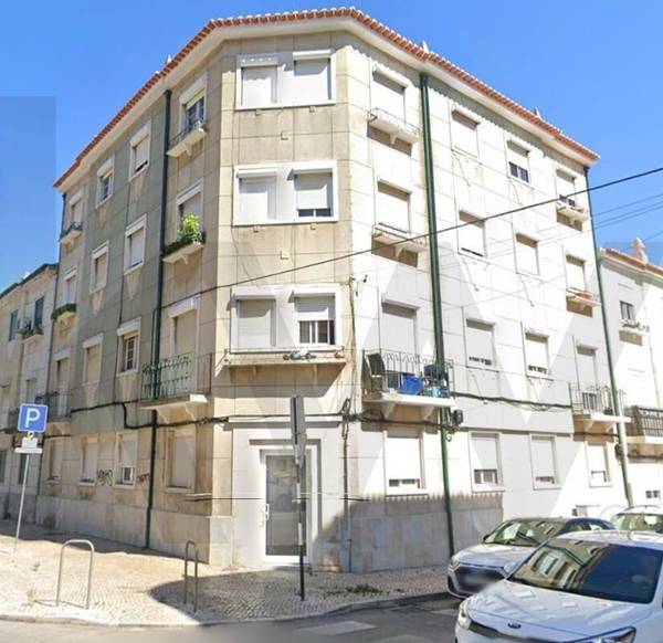 Prédio  à Venda em Almada - Setúbal - Portugal