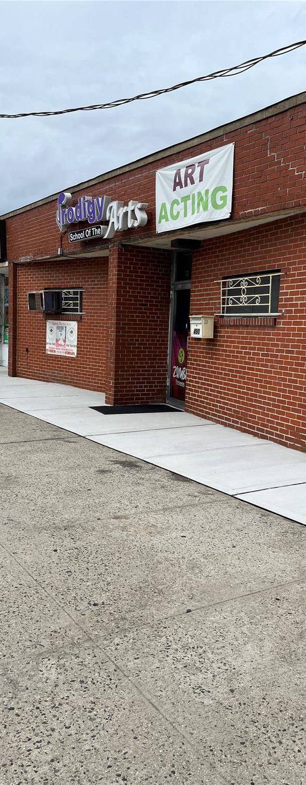 Building for Sale in Uniondale - New York - USA